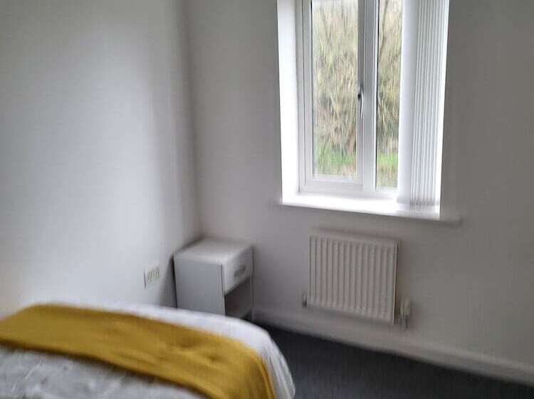 اقامتگاه Impeccable 4 Bed House In Leicester