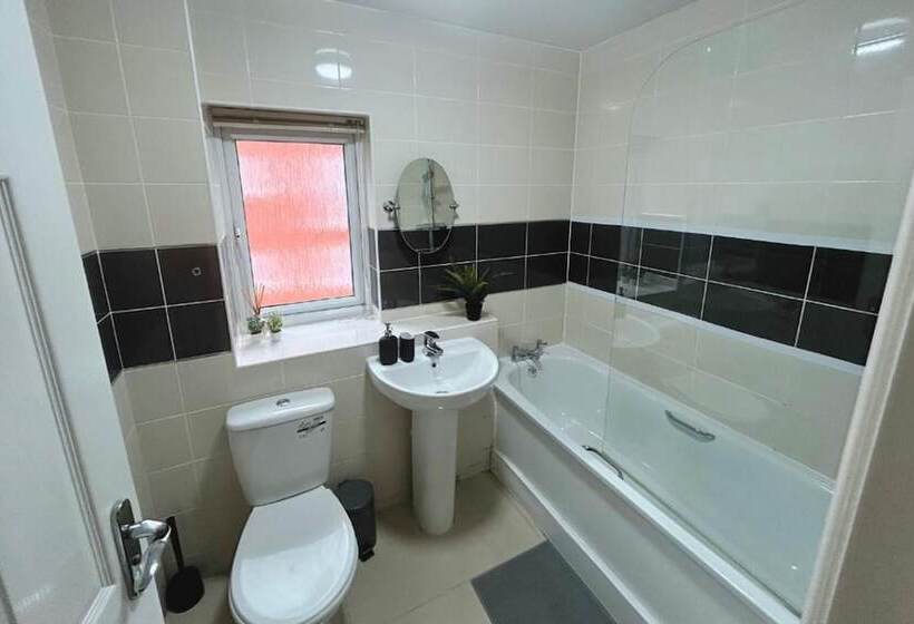 اقامتگاه Lovely 3 Bed House In Solihull