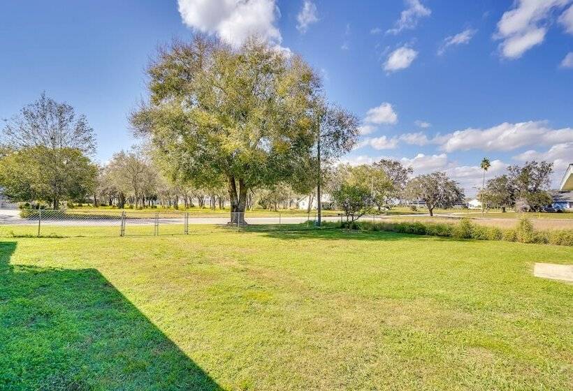 Walk To Lake: Home W/ Screened Porch In Sebring!