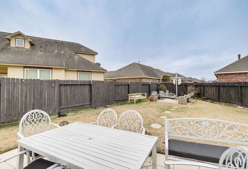 Spacious Spring Family Home W/ Full Kitchen & Pool