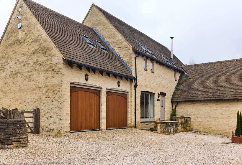 The Bourton On The Water Place   Lovely 5bdr House With Parking + Garden