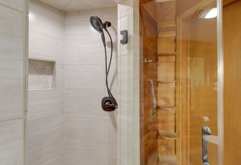 Family Friendly Riverfront Manor On The Little Red