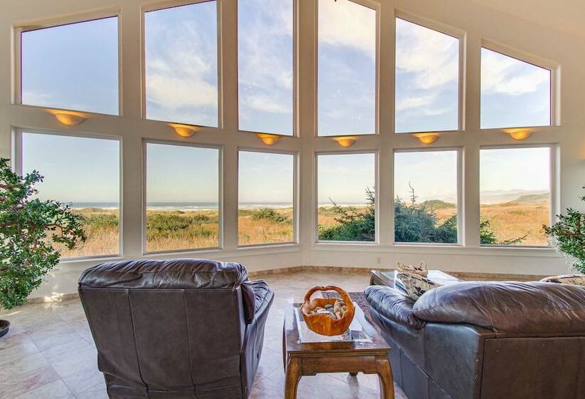 Oceanfront Castle  W/ Hot Tub & Game Room