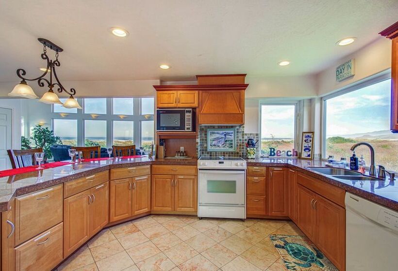 Oceanfront Castle  W/ Hot Tub & Game Room