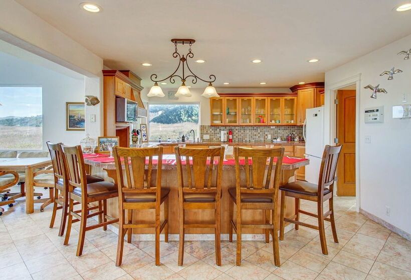 Oceanfront Castle  W/ Hot Tub & Game Room