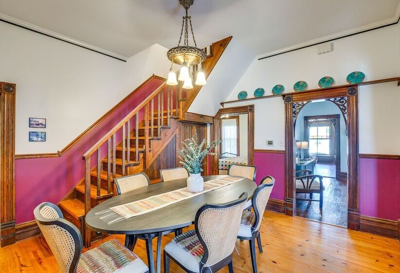 Granbury Home W/ Fire Pit, Walk To The Square!