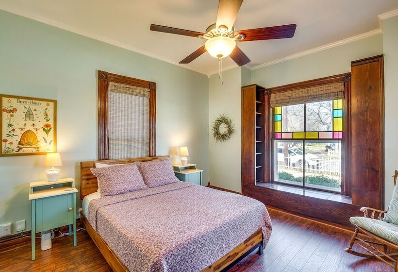 Granbury Home W/ Fire Pit, Walk To The Square!