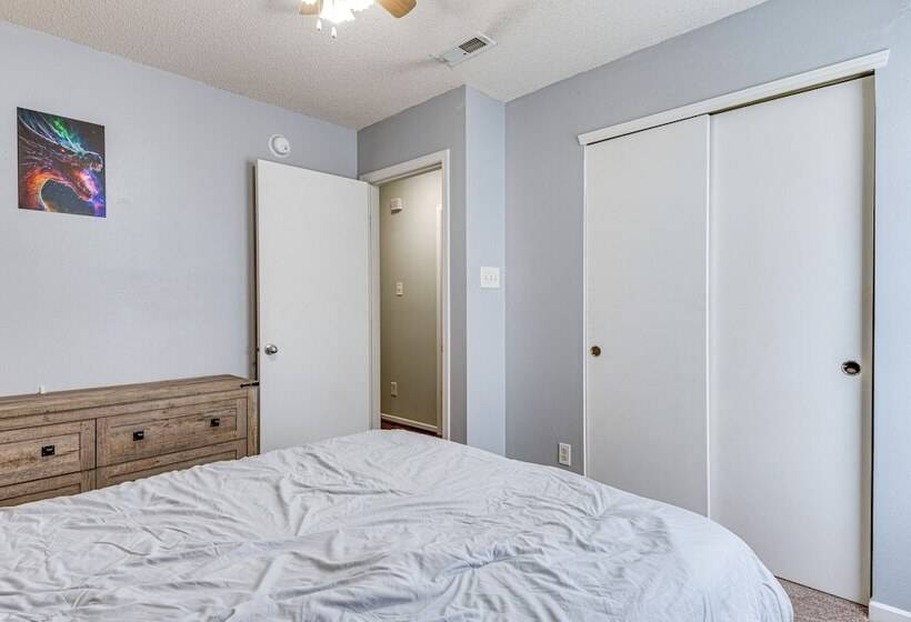 Indy Delight: Charming House ~ 10 Mi To Downtown!