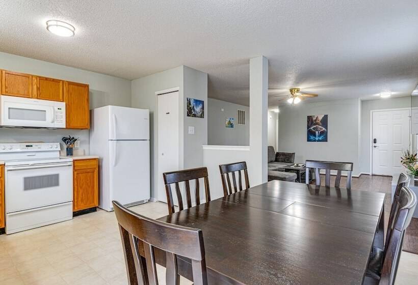 Indy Delight: Charming House ~ 10 Mi To Downtown!