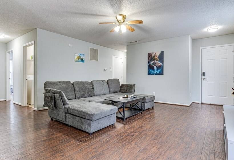 Indy Delight: Charming House ~ 10 Mi To Downtown!