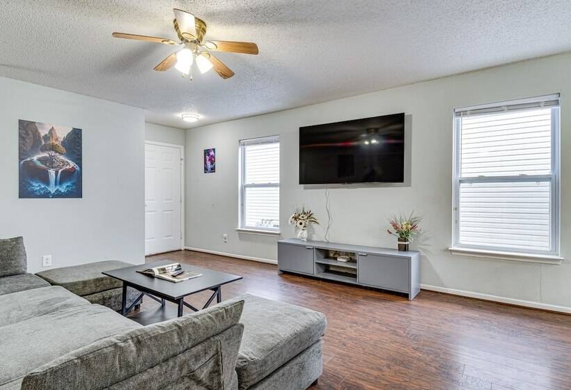 Indy Delight: Charming House ~ 10 Mi To Downtown!