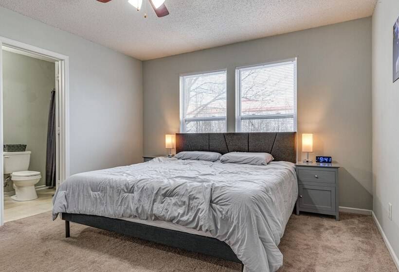 Indy Delight: Charming House ~ 10 Mi To Downtown!