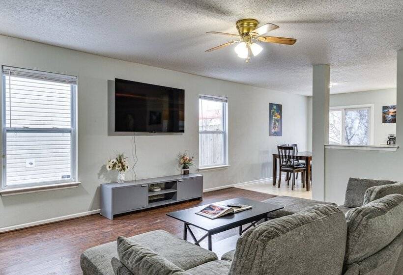 Indy Delight: Charming House ~ 10 Mi To Downtown!