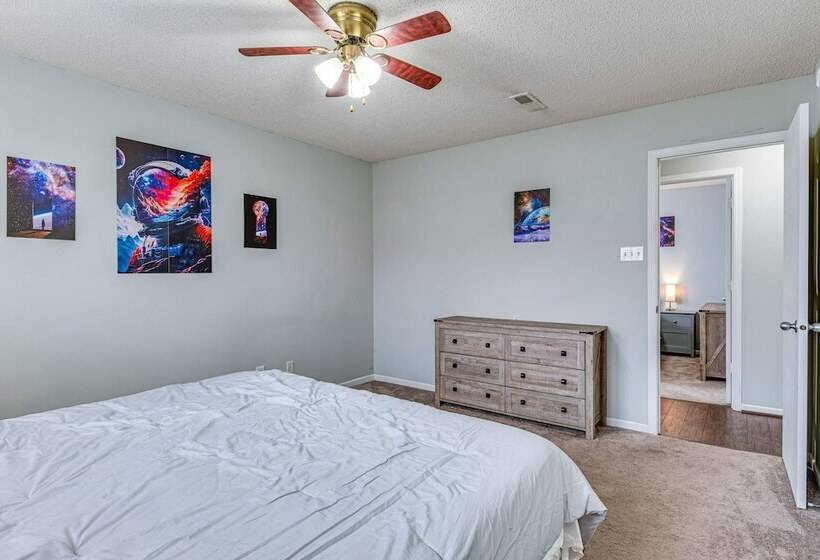 Indy Delight: Charming House ~ 10 Mi To Downtown!