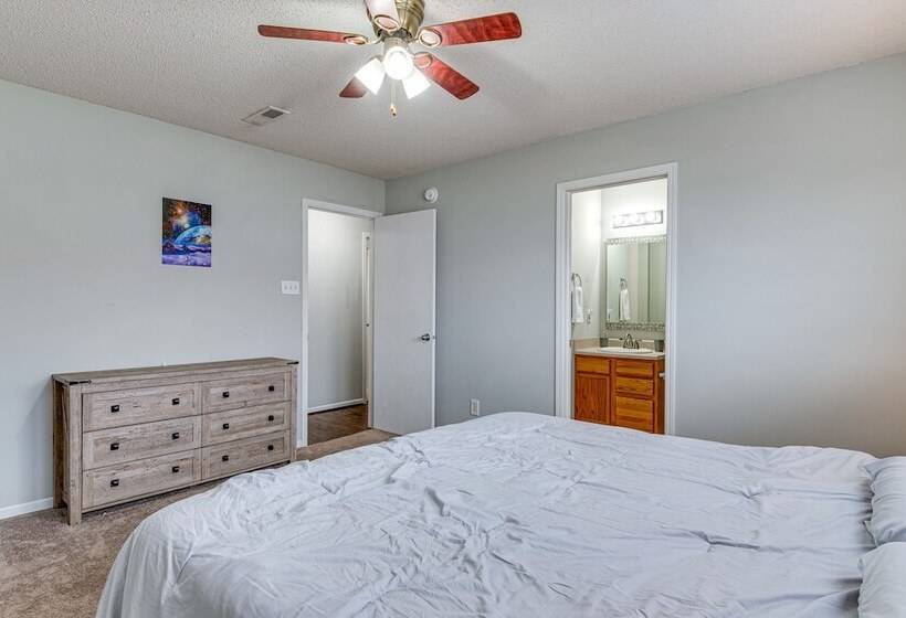 Indy Delight: Charming House ~ 10 Mi To Downtown!