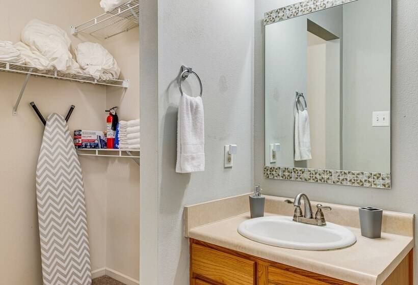 Indy Delight: Charming House ~ 10 Mi To Downtown!