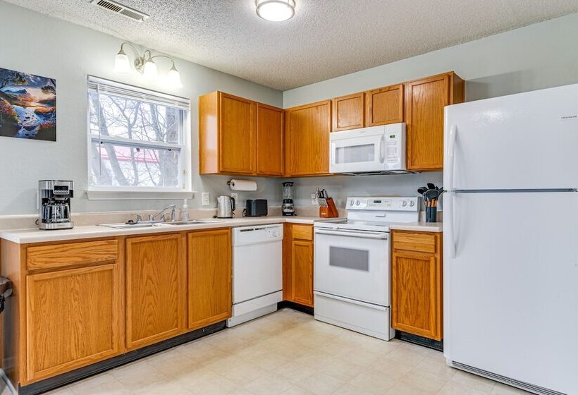 Indy Delight: Charming House ~ 10 Mi To Downtown!
