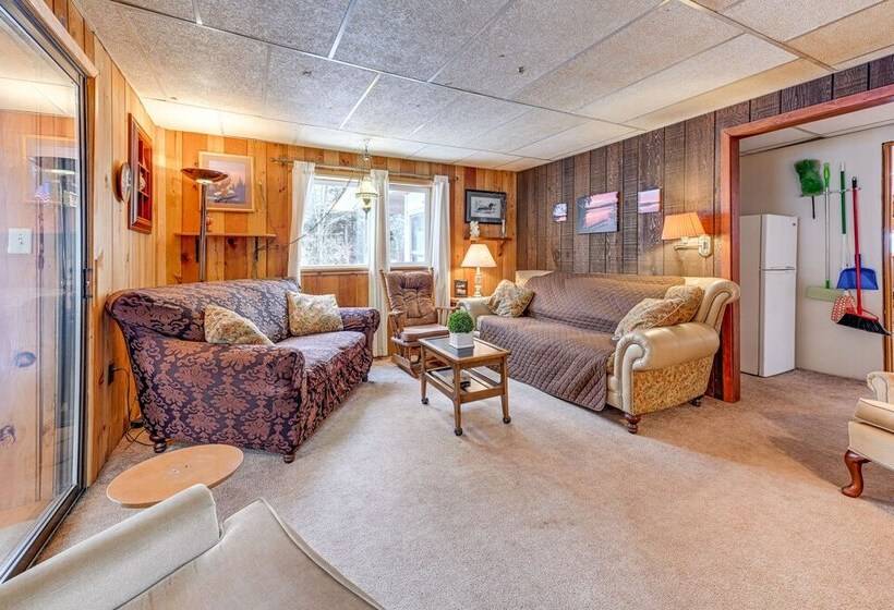 Lakefront Suring Home W/ Pool Table + Views!