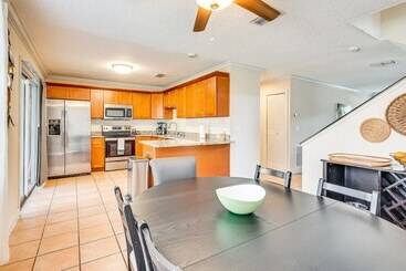 4 Mi To Busch Gardens: Lovely Tampa Home!
