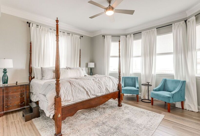 Footprints In The Sand    Luxe Freeport Home!