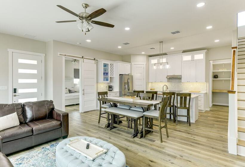 Modern Rockport Home: 6 Mi To Beach!