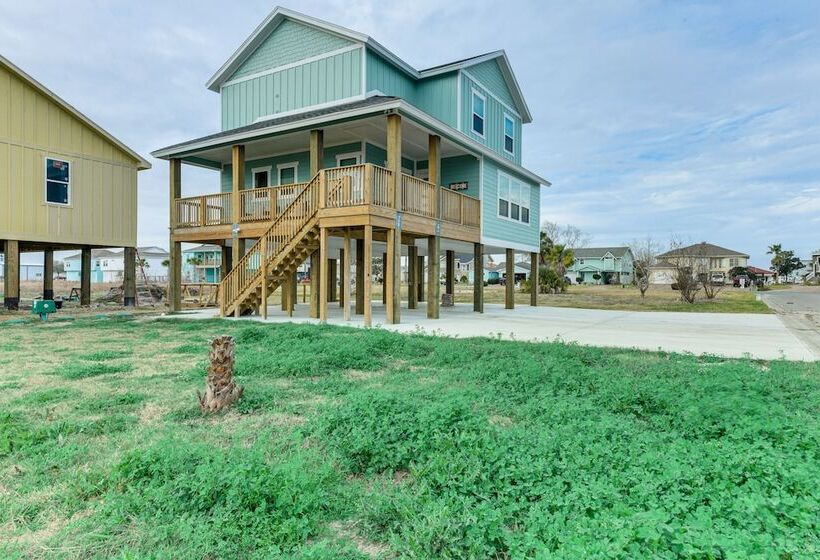 Modern Rockport Home: 6 Mi To Beach!