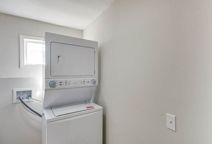 Modern & Stylish Olathe Home In Prime Location