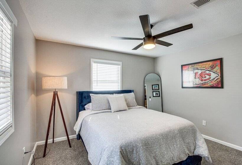 Modern & Stylish Olathe Home In Prime Location