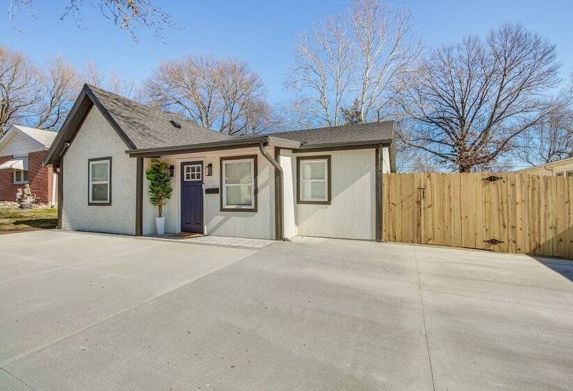 Modern & Stylish Olathe Home In Prime Location