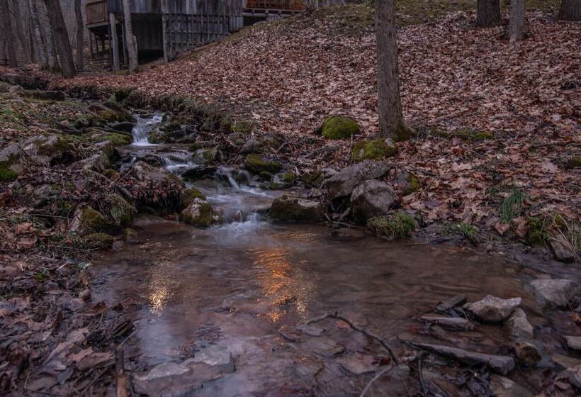 Moore House Inn & Cabins