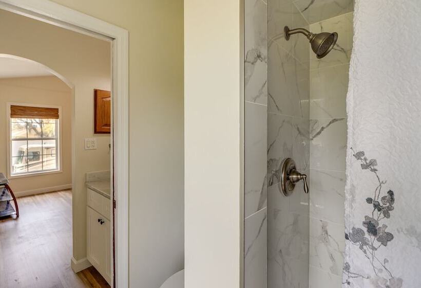 Private Pool & Lake Views: Family Home In Oxford