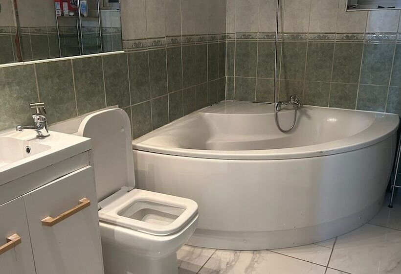 اقامتگاه Beautiful 3 Bed House In London
