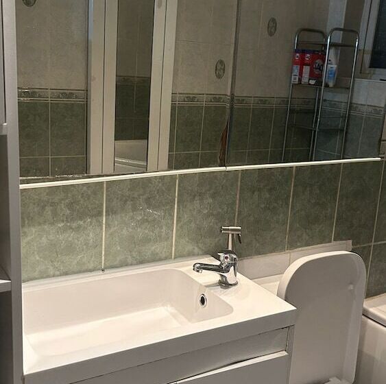 اقامتگاه Beautiful 3 Bed House In London