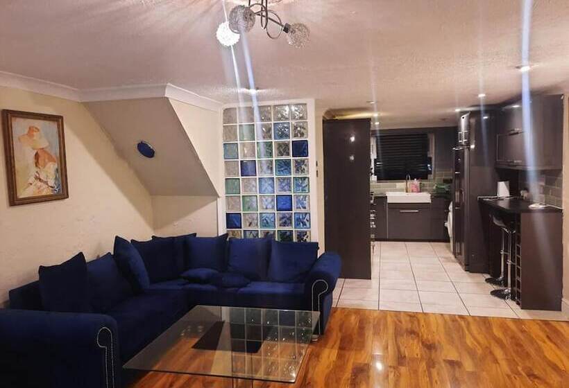 اقامتگاه Beautiful 3 Bed House In London