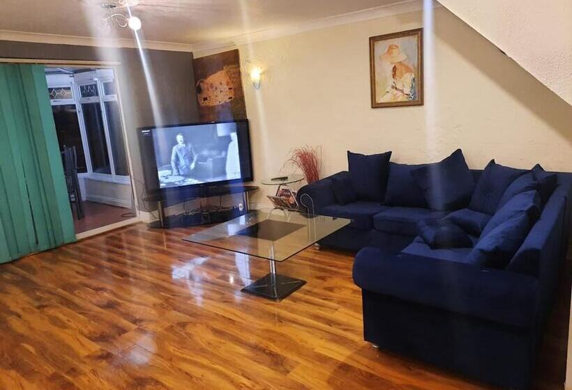 اقامتگاه Beautiful 3 Bed House In London