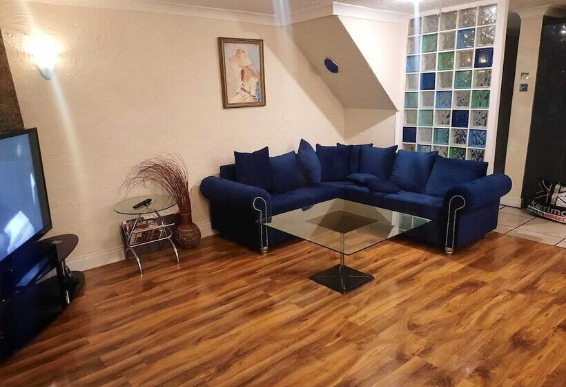 اقامتگاه Beautiful 3 Bed House In London