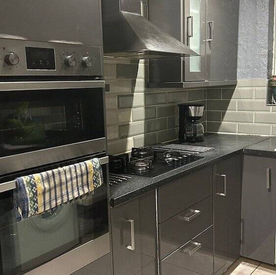 اقامتگاه Beautiful 3 Bed House In London