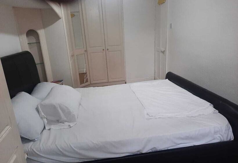 اقامتگاه Beautiful 3 Bed House In London