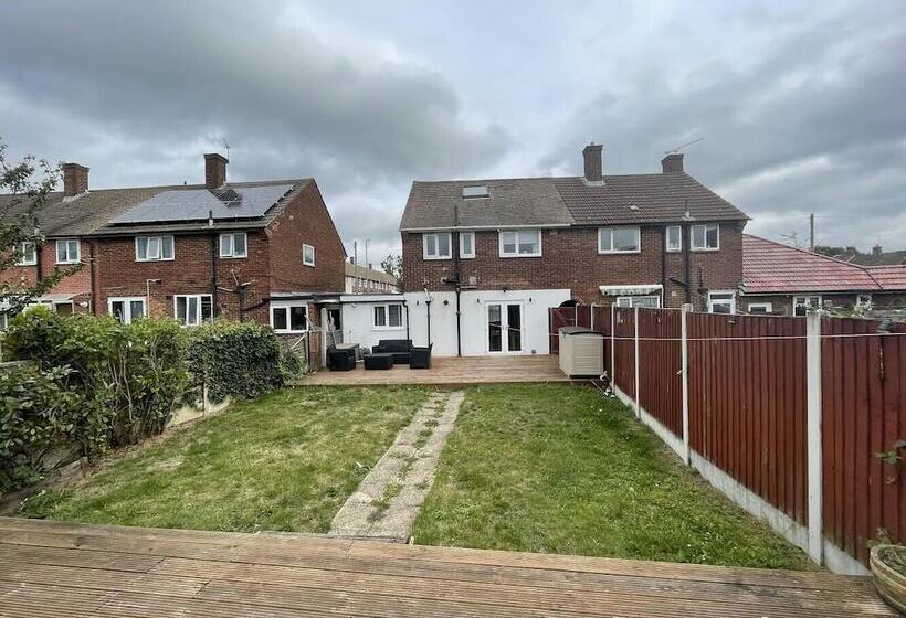 Резиденция Beautiful 3 Bed House In Romford