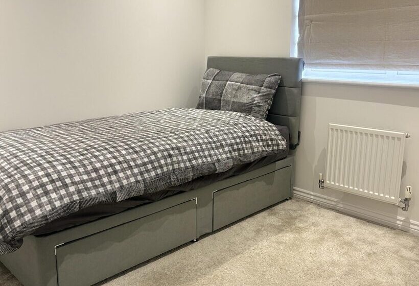 住所 Immaculate 4 Bed House In Horley