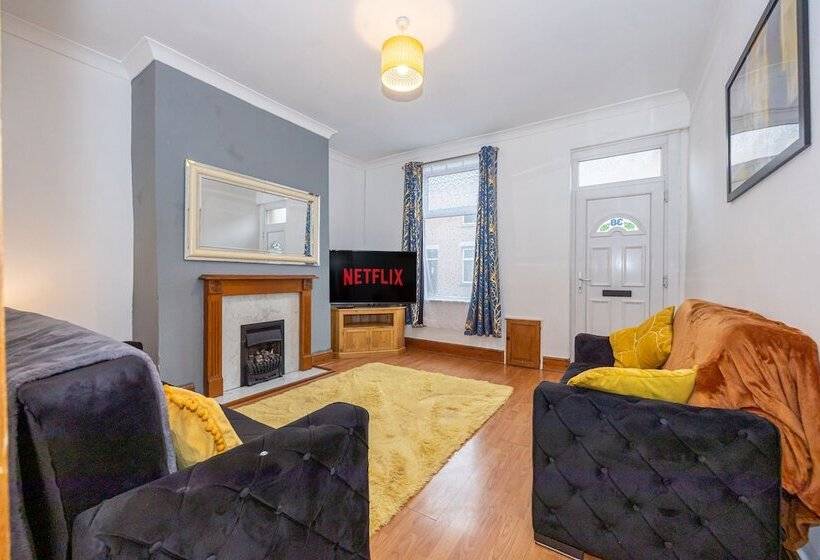 레지던스 Captivating 2 Bed House In Blackburn