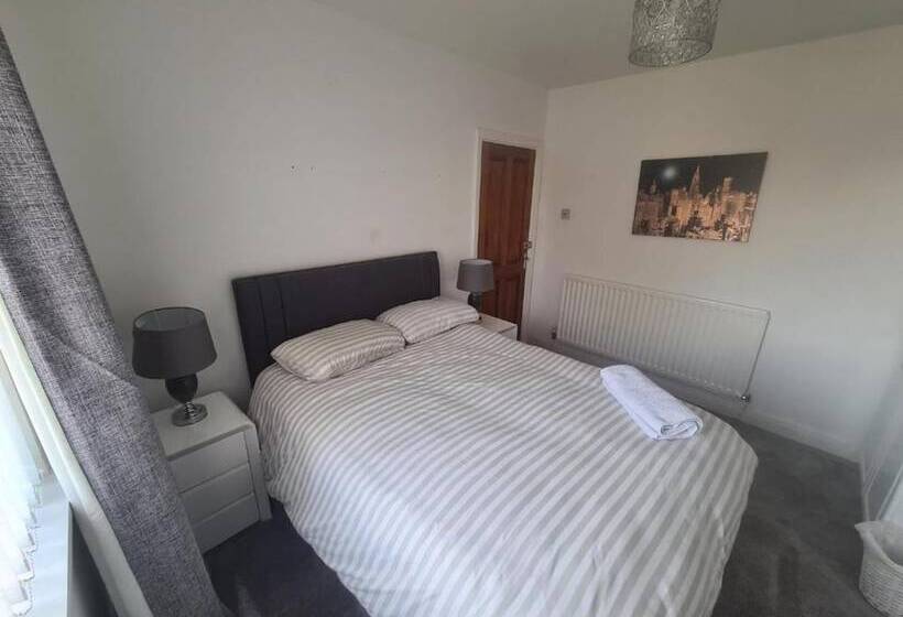 اقامتگاه Impeccable 4 Bed House In Bilston