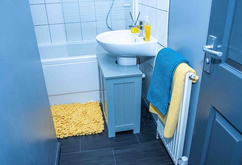 اقامتگاه Dudley 3bedroom Home Perfect For Long & Short Stay