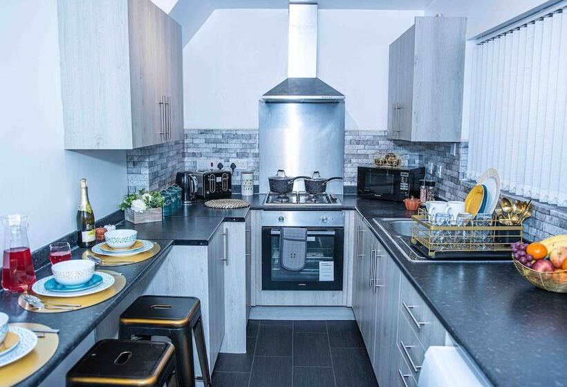 اقامتگاه Dudley 3bedroom Home Perfect For Long & Short Stay