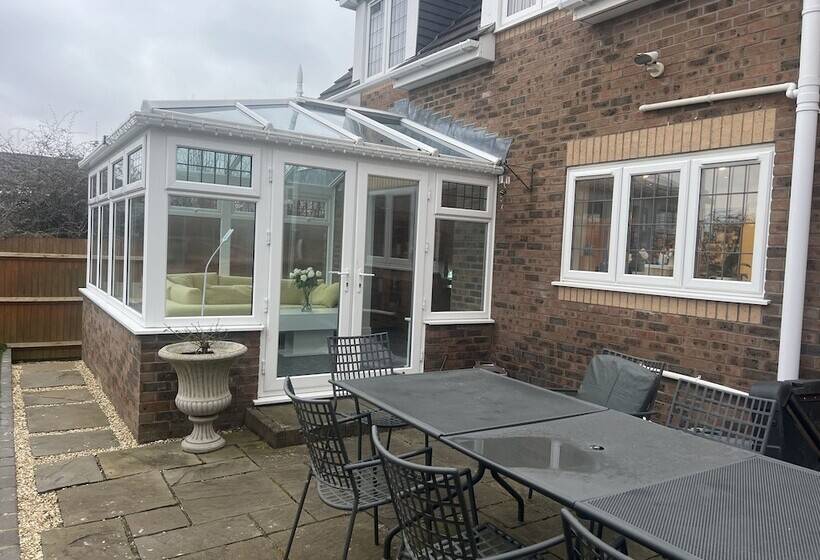 إقامة Remarkable 3 Bed House In Netley Abbey Southampton