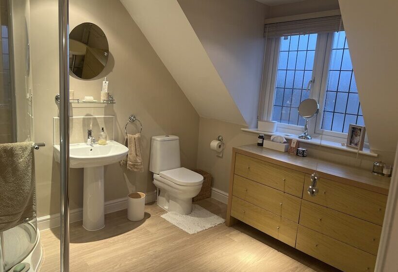 إقامة Remarkable 3 Bed House In Netley Abbey Southampton