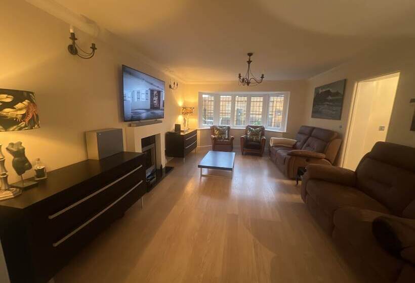 إقامة Remarkable 3 Bed House In Netley Abbey Southampton