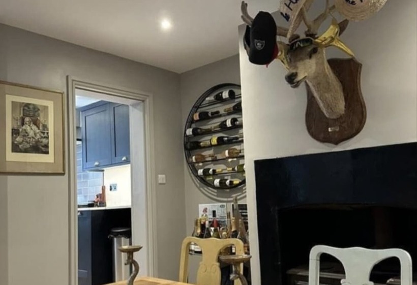 레지던스 Charming 3 Bed House In Guildford