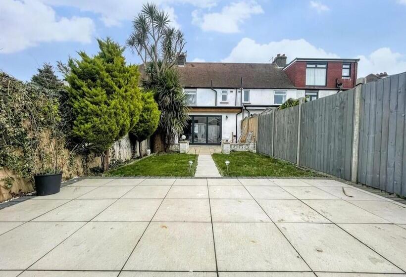 اقامتگاه Spacious 3 Bed House In Brighton With Parking