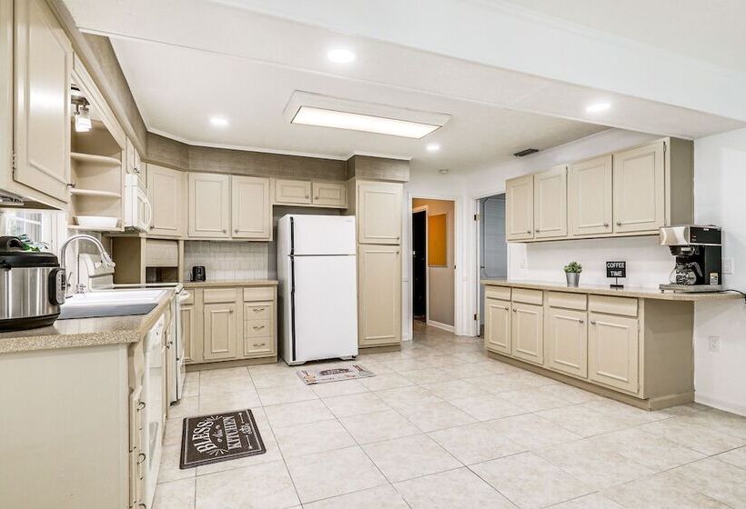 Spacious Brandon Home: Hot Tub, Pool, & Game Room